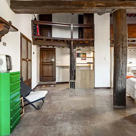 Guesthost - Historic With Rooftop Views Apartmán *