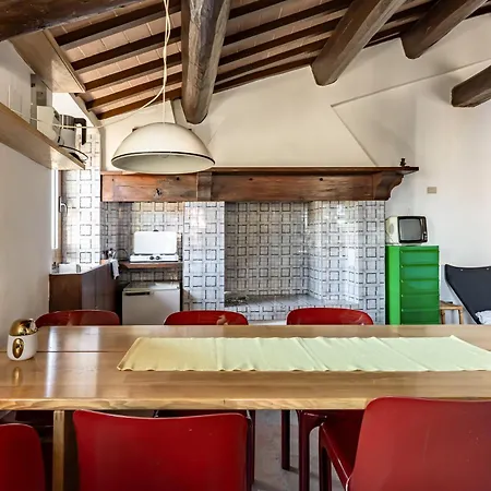 Guesthost - Historic With Rooftop Views *