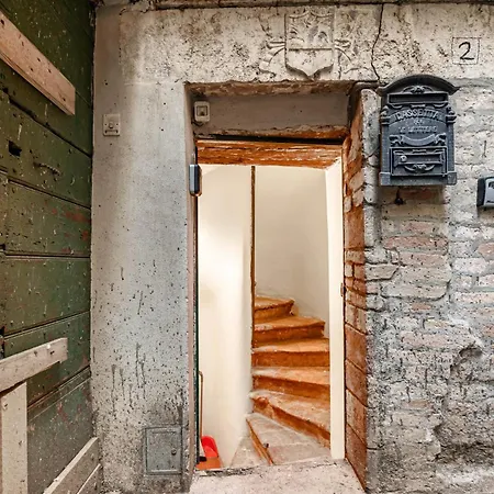 Guesthost - Historic With Rooftop Views