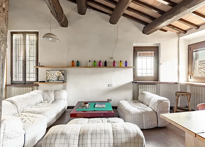 Guesthost - Historic With Rooftop Views