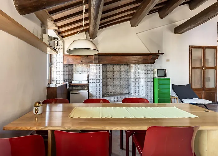 Guesthost - Historic With Rooftop Views *