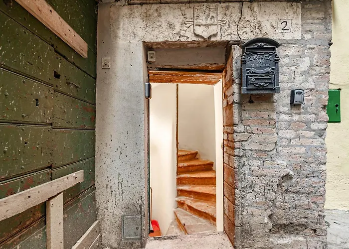 Guesthost - Historic With Rooftop Views