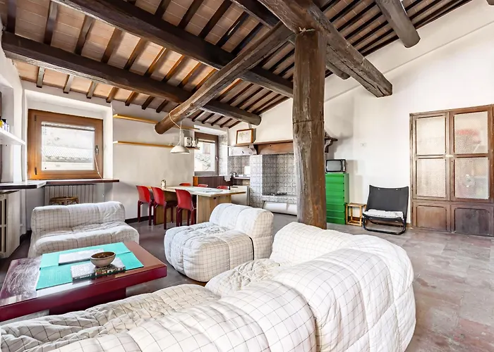 Guesthost - Historic With Rooftop Views